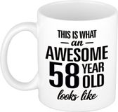 Bellatio Decorations Shoppartners Bv This is what an awesome 58 year old looks like - cadeau koffiemok - beker - 300 ml - verjaardag 58 jaar - kado mok / beker