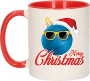 Bellatio Decorations Merry Christmas kerstcadeau - koffiemok - rood - kerstbal blauw - 300 ml