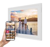 Thomson Digitale Fotolijst 10 Inch, IPS-Scherm, HD-Touchscreen, Direct Delen via iOS/Android App, Slimme Functies, Elektronische Fotolijst met 32 GB Geheugen, Automatische Rotatie, Wit