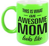 Bellatio Decorations Shoppartners Bv This is what an awesome mom looks like cadeau mok / beker - 330 ml - neon groen - Moederdag / verjaardag - koffiemok / theebeker