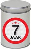 Merkloos Cadeau Snoepblik - 7 jaar verjaardag - 9 x 13 cm - Cadeauverpakking- metaal - met leeftijd sticker - Zilver