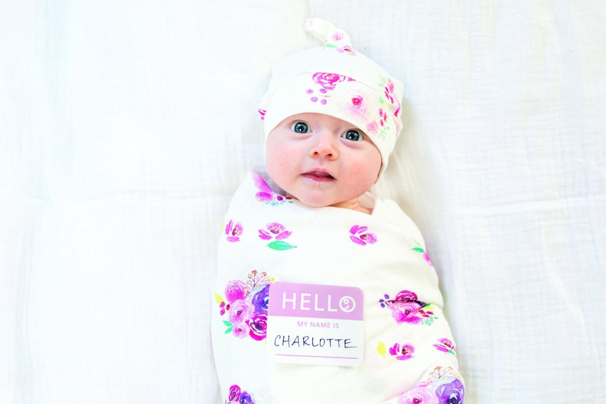 Lulujo Hello World Swaddle & Hat - Posies roze