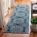 SAFAVIEH Isabella ISA958 Traditioneel tapijt, laagpolig, marineblauw en ivoor, 66 x 213 cm
