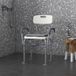 Chaise de douche réglable en hauteur avec accoudoirs et coussin amovible 53,5x52x80-90 cm, blanche