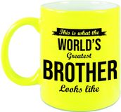 Bellatio Decorations What the worlds greatest brother looks like cadeau mok / beker - 330 ml - neon geel - verjaardag / cadeau - broer - tekst mokken