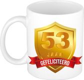 Bellatio Decorations Leeftijd cadeau koffiemok - 53 jaar - Gefeliciteerd - Gouden schild en wimpel - jubileum - verjaardag - beker - 300 ml - wit