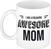 Bellatio Decorations Shoppartners Bv Mama cadeau mok / beker met tekst I am a freaking awesome mom - kado mokken / bekers - Verjaardag - cadeau moeder