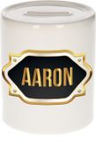 Bellatio Decorations Shoppartners Bv Spaarpot met voornaam Aaron - wit - met goud/zwart embleem - 8 x 9 cm - keramiek - met afsluitdop - cadeau verjaardag