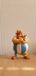 Plastoy Figurine Asterix: Obelix avec Idéfix - Idéfix 8 cm Peint à la main