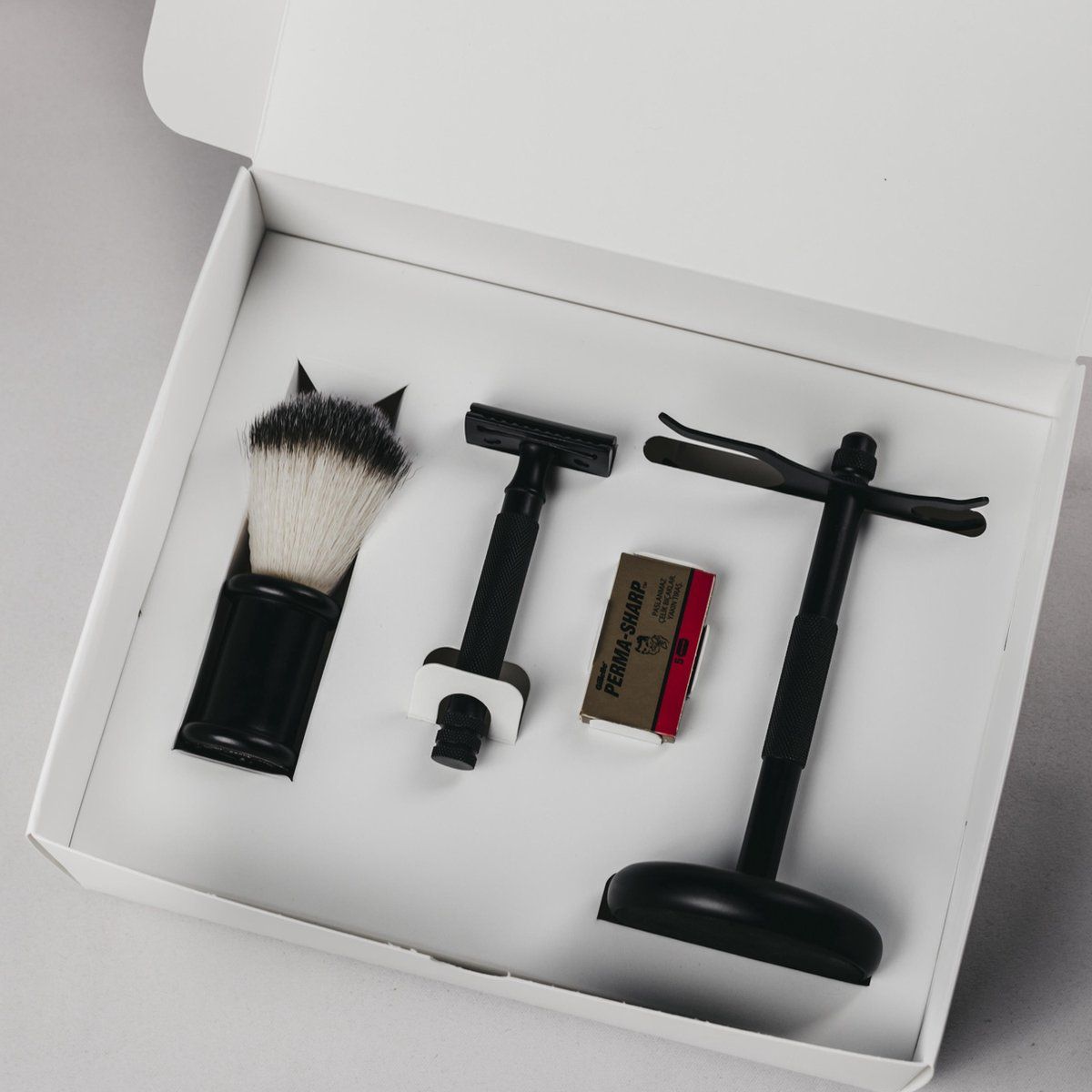 Banbu scheerset Total Black - Scheerkwast, scheermes & houder - Rvs zwart