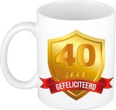 Bellatio Decorations Leeftijd cadeau koffiemok - 40 jaar - Gefeliciteerd - Gouden schild en wimpel - jubileum - verjaardag - beker - 300 ml - wit