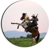 Merkloos / Sans marque Dibond Muurcirkel - Cowboy met Geweer op Stijgerend Paard - 20x20 cm