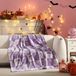 Betsey Johnson - Deken, boterzachte deken voor bank of bed, stoutmoedig pluche en extra groot beddengoed, Halloween-decoratie (gebarsten geruite schedel paars, 127 x 177 cm)