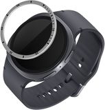 kwmobile Beschermende Ring geschikt voor Samsung Galaxy Watch 8 (44mm) Fitness Tracker - Bezel Ring voor smartwatch - Beschermring voor smartwatch in zilver / zwart.