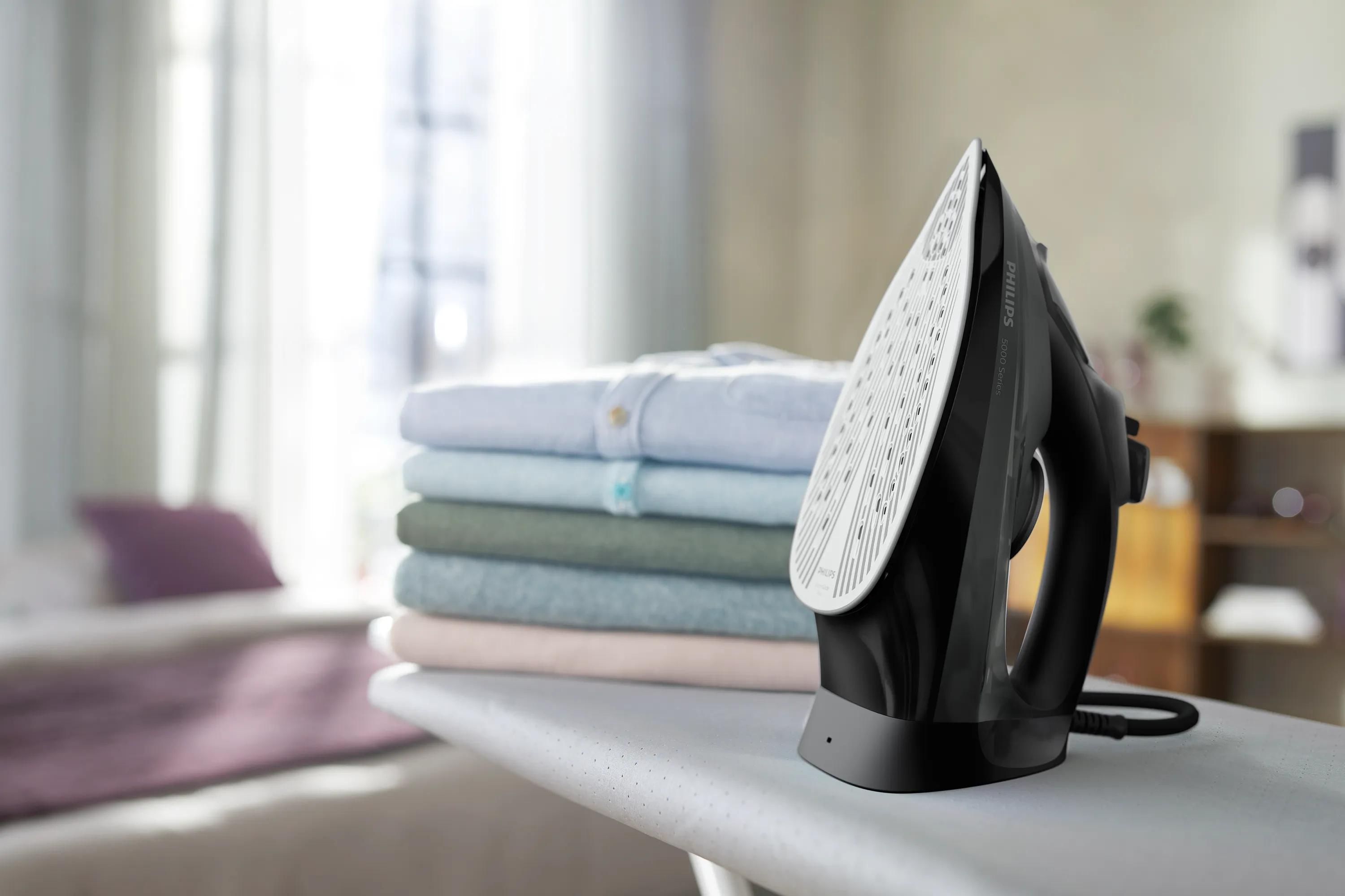 Philips 5000 Series DST5040/80 Steam Iron - 2600W - Black