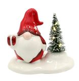 Dekohelden24 kabouter in wit - rood met cadeau en dennenboom, 11 x 7,5 x 9,5 cm (l x b x h).