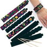 Baker Ross Maak ontwerp je eigen kraskunst armbandjes - creatieve knutselpakket voor kinderen om in te versieren (12 stuks)