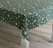 Bellatio Design Kerst tafelzeil/tafelkleed - groen met witte sneeuwvlokken 140 x 220 cm