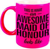 Bellatio Decorations Shoppartners Bv This is what an awesome maid of honour looks like tekst cadeau mok / beker - neon roze - 330 ml - Bruiloft getuige kado