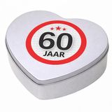 Bellatio Decorations Cadeau 60 jaar - boîte à bonbons en forme de cœur avec étiquette d'âge - 18x17 cm - emballage - anniversaire