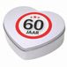 Bellatio Decorations Cadeau 60 jaar - boîte à bonbons en forme de cœur avec étiquette d'âge - 18x17 cm - emballage - anniversaire