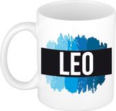 Bellatio Decorations Leo naam cadeau koffie mok - beker - met blauw verfstrepen - Cadeau collega - vaderdag - verjaardag - meester - coach - 300 ml - wit