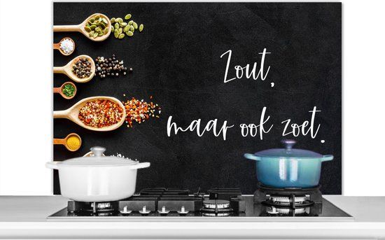Spatscherm keuken 100x65 cm - Kookplaat achterwand Spreuken - Koken - Zout, maar ook zoet - Quotes - Specerijen - Muurbeschermer - Aluminium