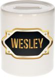 Bellatio Decorations Shoppartners Bv Spaarpot met voornaam Wesley - wit - met goud/zwart embleem - 8 x 9 cm - keramiek - met afsluitdop - cadeau verjaardag