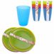 Merkloos / Sans marque Servies Set - 12x gekleurde borden - 12x gekleurde bekers - kunststof - gekleurd kinder servies - outdoor camping/picknick borden