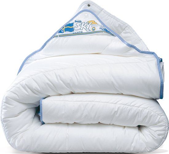{"int": null, "string": "Swedish Sky"} Swedish Sky Luxe 4-Seizoenen Dekbed - 140x220 cm - Anti-Allergisch - Wit