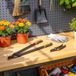Ensemble de 2 outils de jardin comprenant un sécateur, une cisaille à branches et un outil pour l'entretien des arbustes.