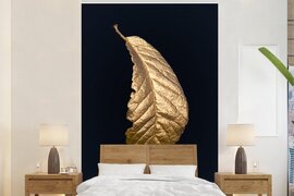 Nr1Wallpaper Behang - Fotobehang Krom blad van goud op een zwarte achtergrond - Breedte 155 cm x hoogte 240 cm