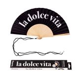 Fisura – Originele waaier met de tekst “dolce vita”. Stijlvolle zwarte ventilator van hout voor een trendy look. Inclusief hanger. Formaat: 42,5 x 23 cm.