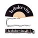 Fisura – Originele waaier met de tekst “dolce vita”. Stijlvolle zwarte ventilator van hout voor een trendy look. Inclusief hanger. Formaat: 42,5 x 23 cm.