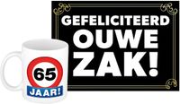 Bellatio Decorations Verjaardag cadeau koffiemok - thema 65 jaar - man - stopbord- met gefeliciteerd ouwe zak wenskaart - A5 formaat - humor