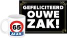 Bellatio Decorations Verjaardag cadeau koffiemok - thema 65 jaar - man - stopbord- met gefeliciteerd ouwe zak wenskaart - A5 formaat - humor