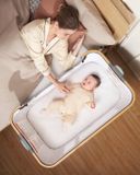 Merkloos / Sans marque Shenzhen Haorui Industrial Technology Co., Ltd. Bijzetbed voor Baby's - Verstelbaar, Licht en Draagbaar Kinderreisbed met Matras