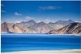 Poster - Meer aan de Rand van Berggebied - 105x70 cm - Mat