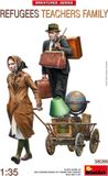 MiniArt Modelbouwpakket Militaire voertuigen - 38086 Familie van Vluchtelingenleraren - 2 Figuren Plastic - 1:35 - Modelbouw