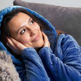 EURO MARKETING MANUFACTURING Warme sweatdeken met mouwen en capuchon, polyester, verschillende kleuren, uniek