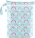 Bumkins Wet Dry Bag - Waterdichte Wetbag met 2 Vakken voor Nat en Droog - Voor Wasbare Luiers, Zwemkleding en Sportkleding - Ophanglus met Drukknoop - Machinewasbaar - Past ca. 8 Luiers - Rainbows Regenboog - Lichtblauw - 32 x 40 cm