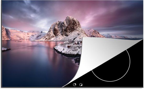 KitchenYeah® Inductie beschermer 77x51 cm - Roze lucht boven besneeuwd visserdorp in de Lofoten - Inductie kookplaat accessoire