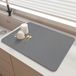 Dailygoods Tapis d'évier super absorbant - Égouttoir - Antidérapant - 50 x 40 cm - Cuisine - Idéal pour bar à café - Tapis d'évacuation - Gris clair
