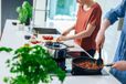 Merkloos Fiskars Pastalepel 29 cm – Portieschep en serveerlepel voor pasta, kunststof/siliconen, zwart/oranje, getande scheplepel, vaatwasmachinebestendig