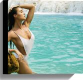 Merkloos / Sans marque Take your time Canvas - Poserende Vrouw in Wit Badpak bij Helderblauw Water - 30x30 cm Foto op Canvas Schilderij (Wanddecoratie op Canvas)