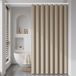 Salle de bain avec rideaux de douche pour un usage domestique