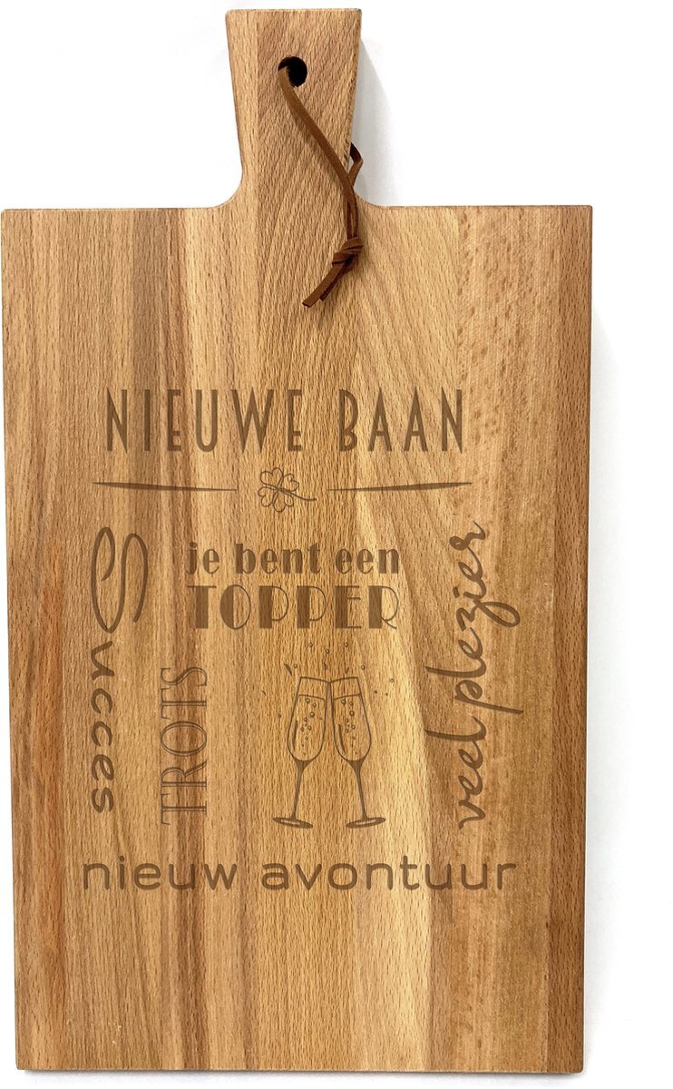 SandD-art Stoer landelijk snijplankje-hapjesplankje met tekst gravure NIEUWE BAAN. Cadeau nieuwe baan. Het formaat is 20x30cm excl. handvat.