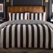 Laurence Llewelyn-Bowen Festivo Circus gestreept dekbedovertrek Kingsize beddengoed (230 x 220 cm) Zacht 100% katoen satijn 2 kussenslopen Zwart-wit gestreept beddengoed Luxe beddengoedset