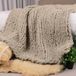 Carriediosa Grof gebreide deken 127 x 152 cm, 100% handgemaakt, grote chenille-lusgaren, zachte pluizige plaids voor bank en slaapbank, grote gehaakte gezellige zware dikke kabel geweven deken, taupe