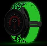 Strap-it Smartwatch bandje - Luminous Leopard magnetisch siliconen bandje geschikt voor Samsung Galaxy Watch 7 (40 & 44mm) / Galaxy Watch 6 (Classic) / Galaxy Watch 5 / Galaxy Watch 5 Pro / Galaxy Watch 4 / Galaxy Watch 4 Classic / Watch FE
